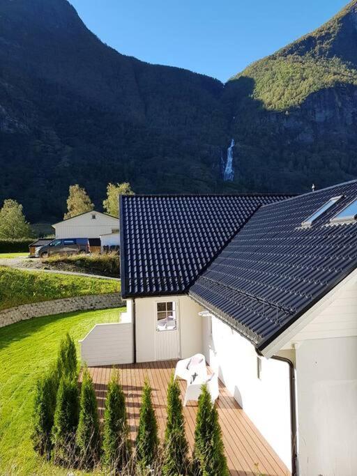 Cheerful 4-Bedroom Home With Fireplace, 1,5Km From Flam Center Aurland Extérieur photo