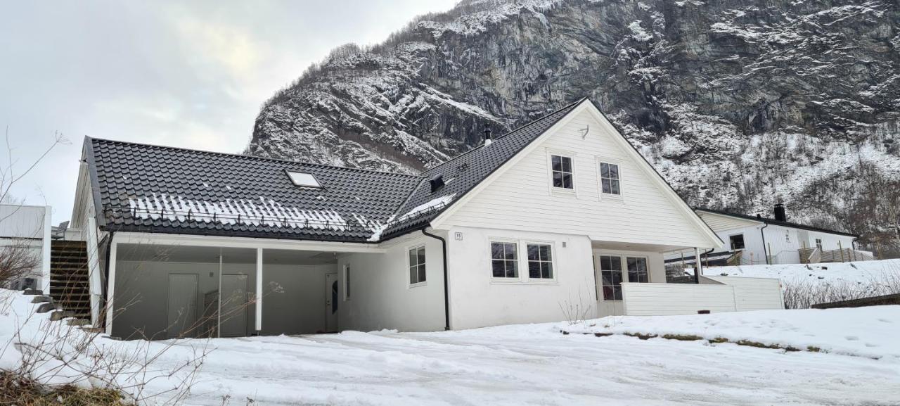 Cheerful 4-Bedroom Home With Fireplace, 1,5Km From Flam Center Aurland Extérieur photo